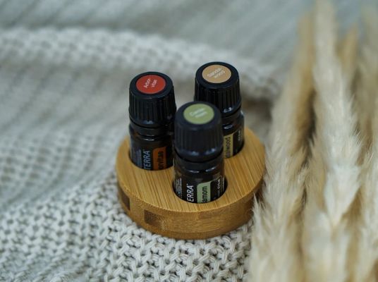 원형의 기름병을 효율적으로 보관하기 위한 기능적인 나무 서식지