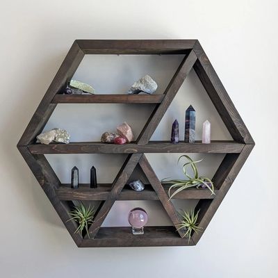 푸르스틱 농장 스타일로 벽에 장착 된 떠있는 선반으로 아늑한 분위기를 창조하십시오.