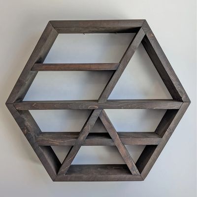 푸르스틱 농장 스타일로 벽에 장착 된 떠있는 선반으로 아늑한 분위기를 창조하십시오.