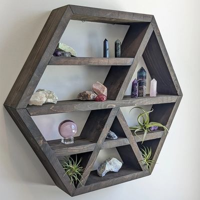 푸르스틱 농장 스타일로 벽에 장착 된 떠있는 선반으로 아늑한 분위기를 창조하십시오.