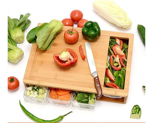 다기능 피자 원형 절단판으로 치즈와 채소를 쉽게 준비합니다.