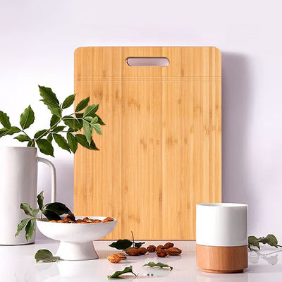 다기능 피자 원형 절단판으로 치즈와 채소를 쉽게 준비합니다.