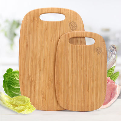 다기능 피자 원형 절단판으로 치즈와 채소를 쉽게 준비합니다.