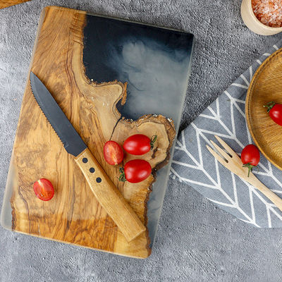 다기능 피자 원형 절단판으로 치즈와 채소를 쉽게 준비합니다.