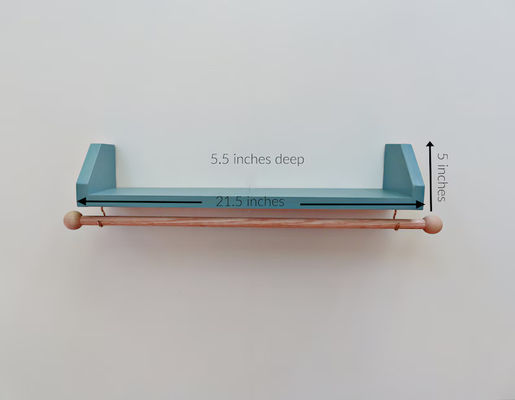 당신의 요청에 따라 파란색 유치원 옷 헝거를 가진 선반 당신의 아이의 옷을 정리