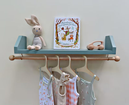 당신의 요청에 따라 파란색 유치원 옷 헝거를 가진 선반 당신의 아이의 옷을 정리