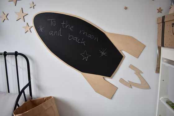 모든 계절 유아 몬테소리 로켓 현대 디자인에서 별과 목재 칠판