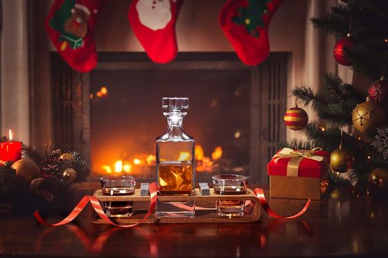 파티 축하를 위해 목재 스탠드와 냉각 돌을 갖춘 맞춤 위스키 디칸터 세트