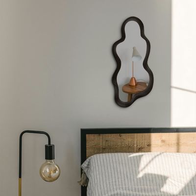 아름다운 가정 장식 검은색 나무 프레임과 현대적인 욕실 장식과 함께 불규칙 벽 거울