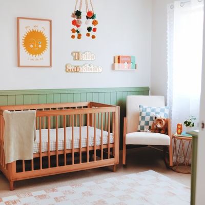 공간 절약 및 아크릴 떠있는 책상 벽으로 어린이의 유치실에 스타일을 추가