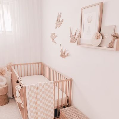 공간 절약 및 아크릴 떠있는 책상 벽으로 어린이의 유치실에 스타일을 추가