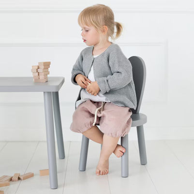 현대 디자인 몬테소리 활동과 함께 아이용 나무 테이블과 의자