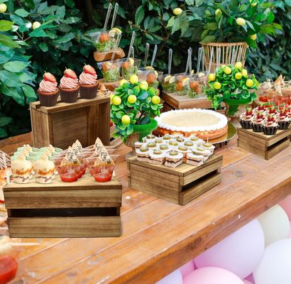 시골 스타일의 목조 케이크 스탠드 세트 4 개 맞춤 로고 케이크 표시를 위해 허용됩니다.