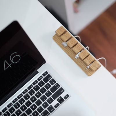 실크 스크린 인쇄 된 나무 케이블 및 평면 테이블 충전기 보유기용 충전기 조직기