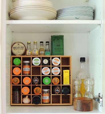 그림자 상자와 조절 가능한 떠있는 선반이있는 부엌 필수 대나무 나무 향신료 선반