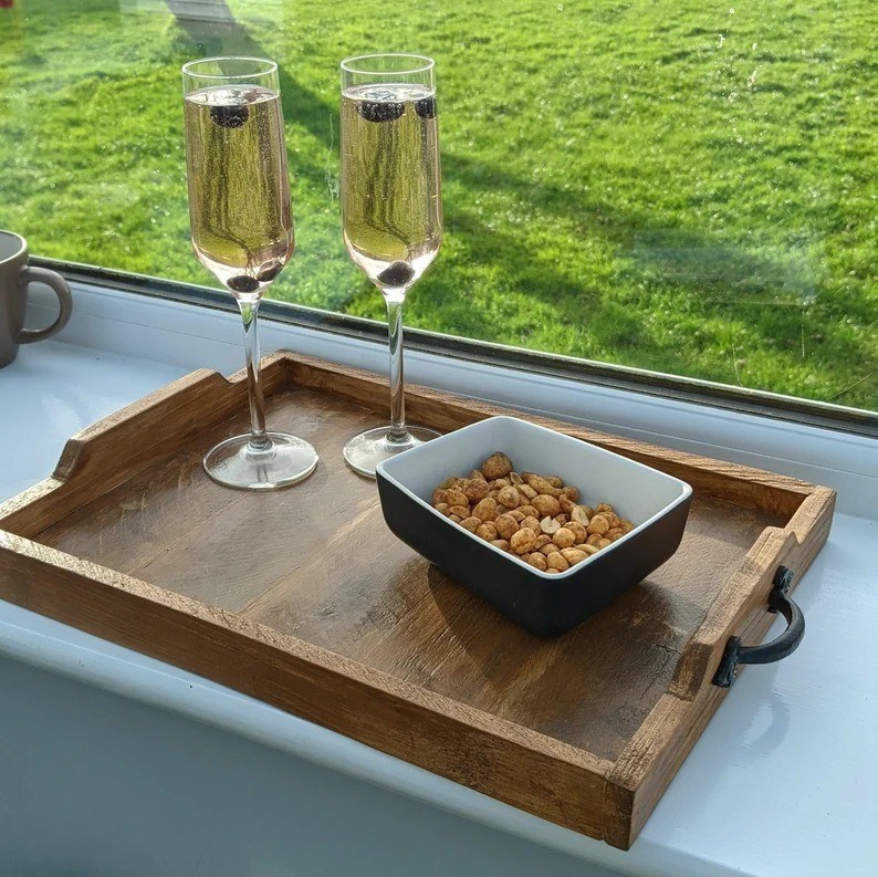 커피 테이블 디스플레이 및 컵 홀더를 위한 맞춤 조각 된 목재 서비스 트레이