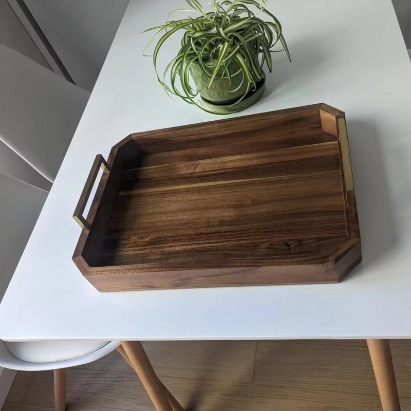 부엌 레스토랑 금으로 닦은 금 손잡이와 함께 나무 서비스 트레이 너트