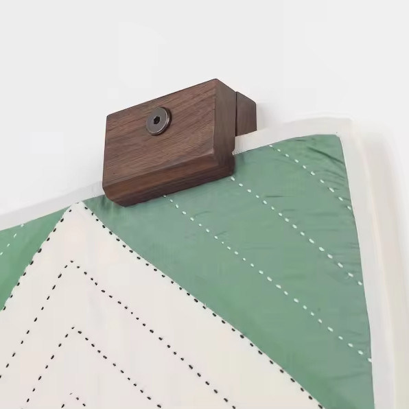 벽에 매달린 섬유 쿼트 헝거 커스텀 사이즈 옷 헝거