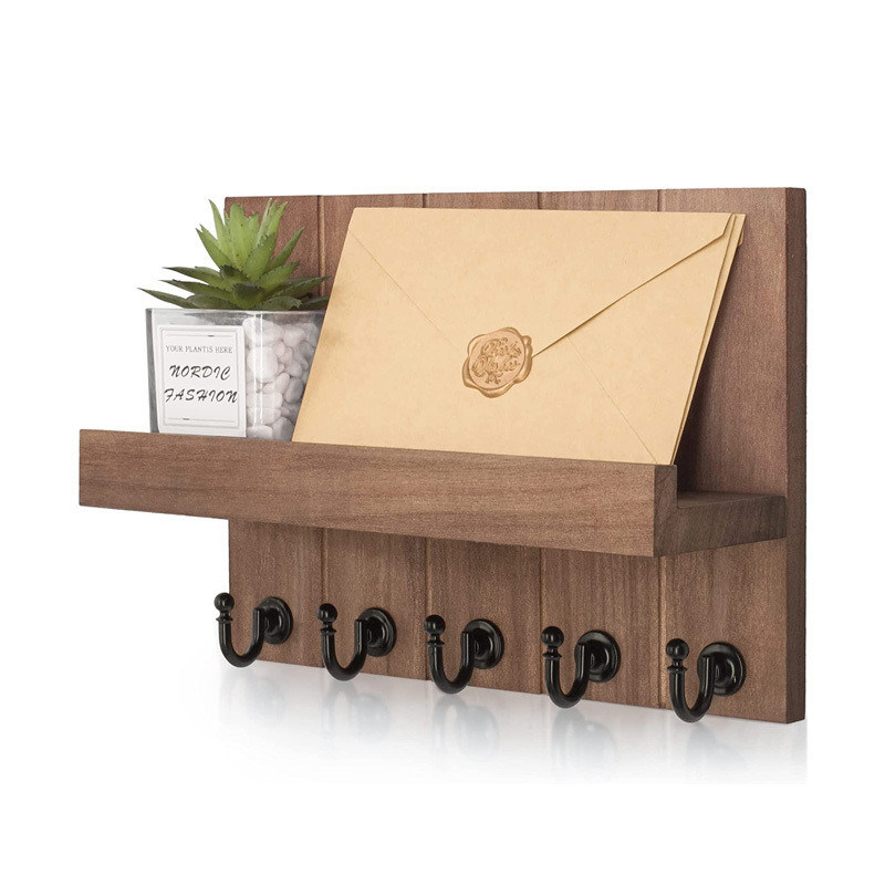 4개의 키?? 과 벽에 장착된 목재 키 홀더 플라팅 셰프