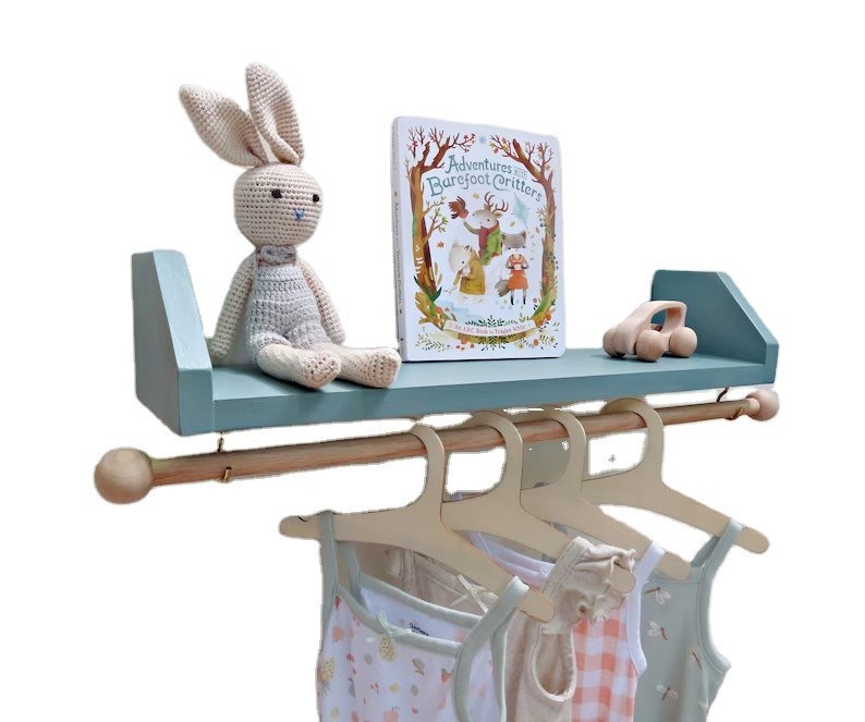 당신의 요청에 따라 파란색 유치원 옷 헝거를 가진 선반 당신의 아이의 옷을 정리