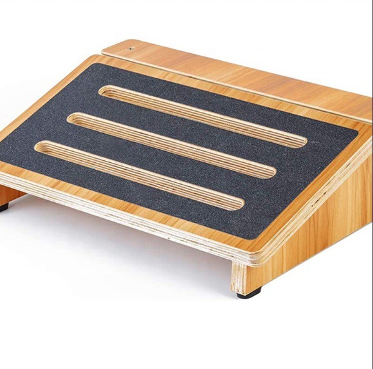 집 및 사무실 의자에 있는 책상 아래 자세를 지원하기 위한 에르고노믹 나무 단계 의자