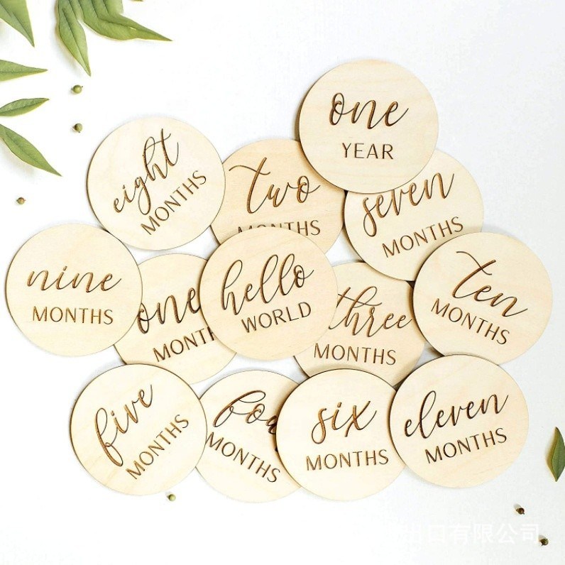 맞춤형 크기의 접합판 아기 월별 마일스톤 카드 신생아 출산 발표를 위해 이상적입니다